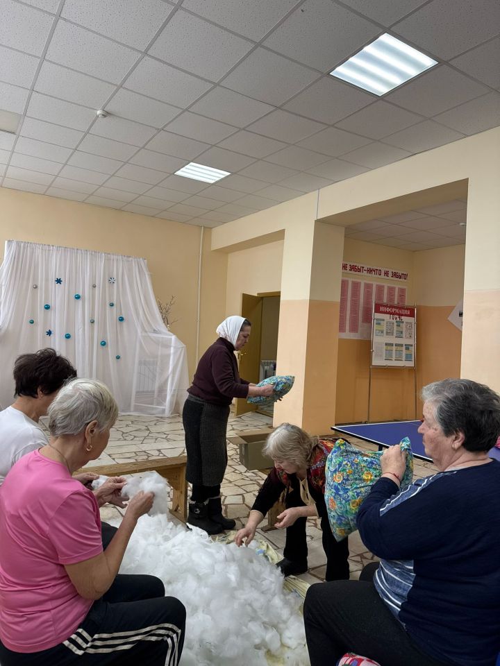 Александровцы сшили подушки для бойцов СВО
