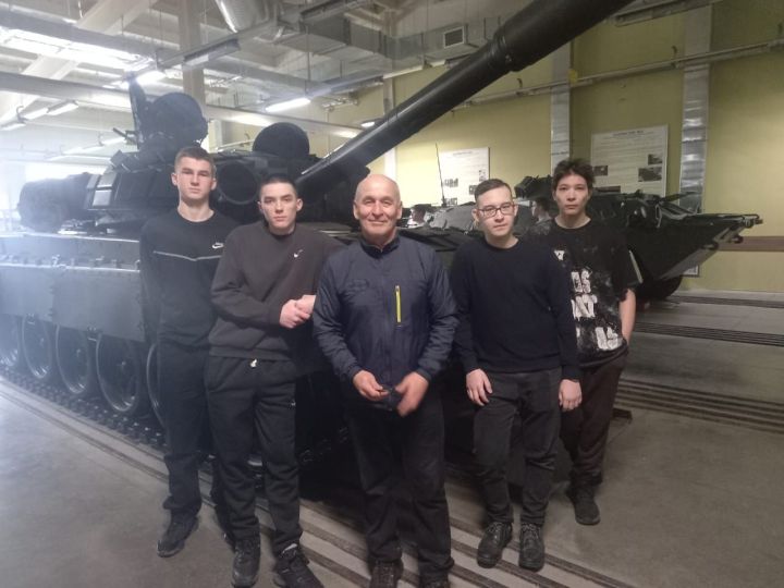 Старшеклассники района побывали на «Дне открытых дверей» в танковом училище