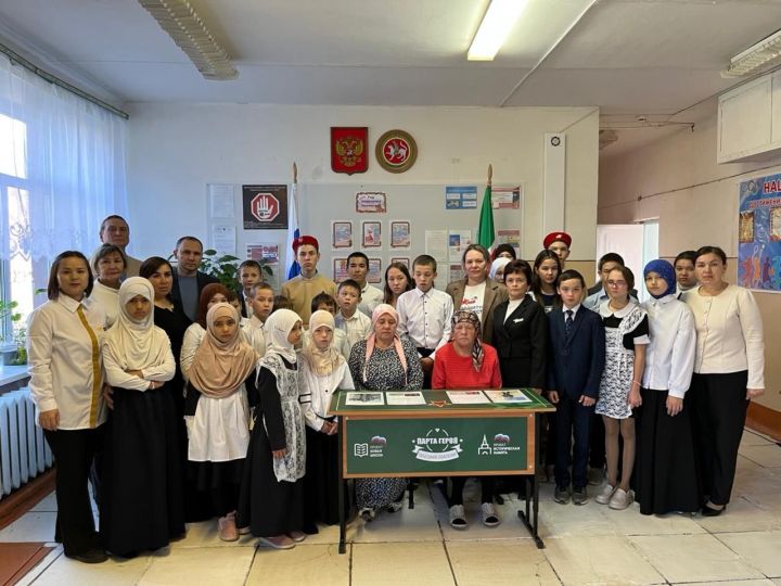 В Иляксазской школе открыли Парту Героя