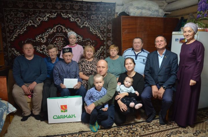 Хаҗиәхмәт абый юбилеенда җырлап та алды