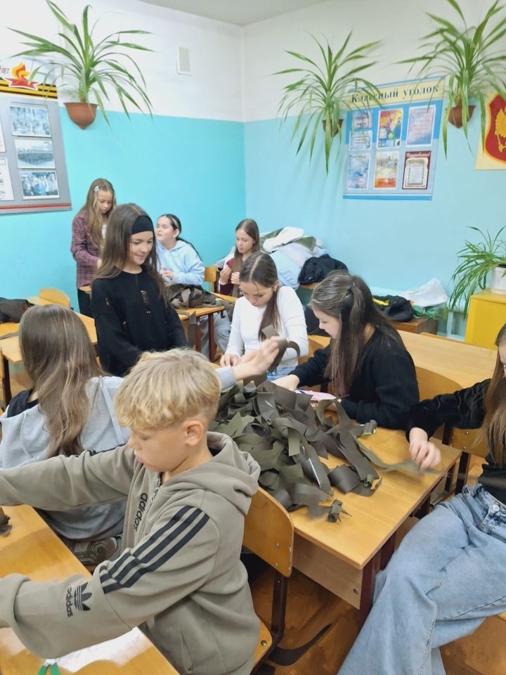 Ученики плетут маскировочные сети для участников СВО