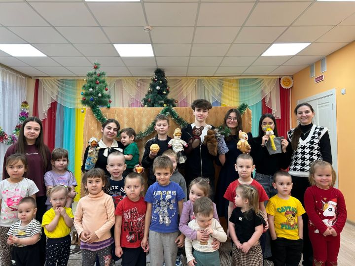Участники«Движения Первых» устроили театральный праздник в детском саду