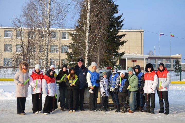 Водителей и пешеходов в районе поздравили с наступающим Новым годом