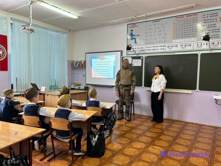 Урок мужества в Джалильской СОШ №2: школьники встретились с участником СВО в преддверии Дня защитника Отечества