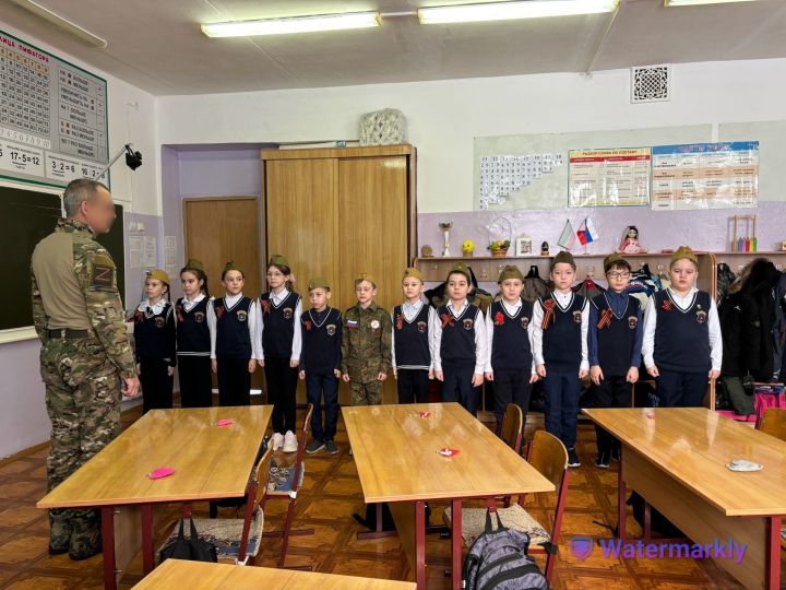 Урок мужества в Джалильской СОШ №2: школьники встретились с участником СВО в преддверии Дня защитника Отечества