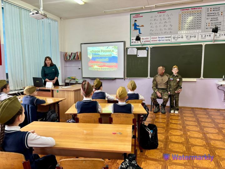 Урок мужества в Джалильской СОШ №2: школьники встретились с участником СВО в преддверии Дня защитника Отечества