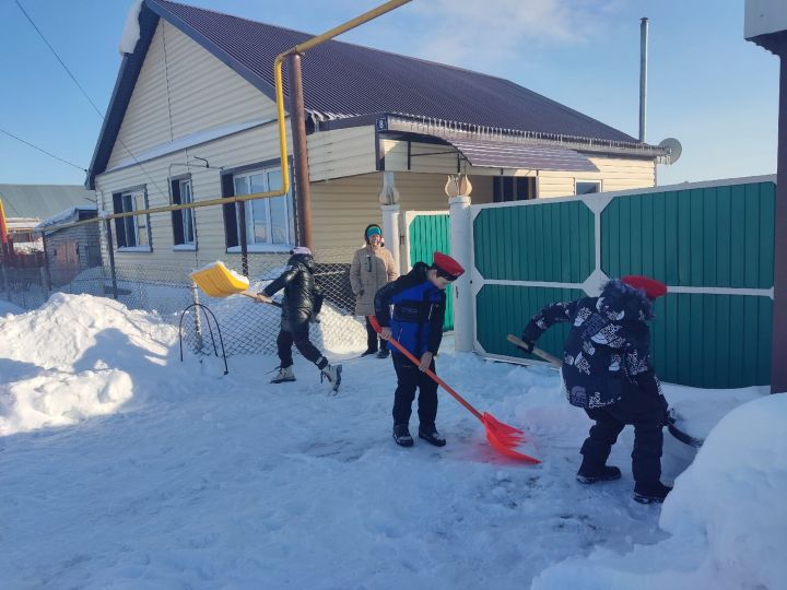 Юнармейцы Лякинской школы Сармановского района помогли ветерану-тыловику