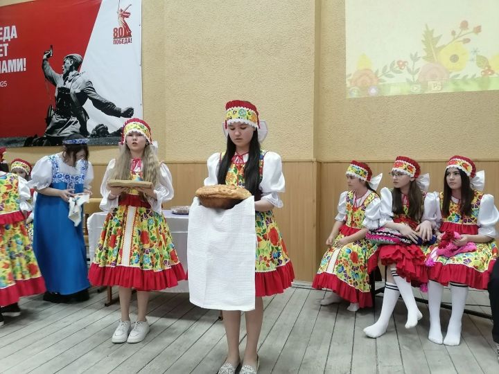 Яркий фестиваль «Многонациональное разноцветие» собрал гостей в Джалильской гимназии