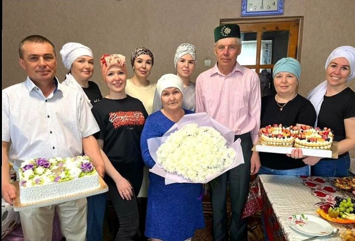 Әмирҗан һәм Сәвия Гайфуллиннар алты кызлары һәм бер уллары белән бәйрәмнәрдә бергә җыелалар