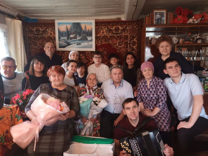 Хәния апа Хезмәт бәйрәмендә туган