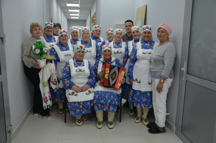“Чишмә” ансамбле матбугат үзәгенә кунакка килде