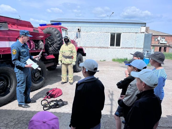 Районның мәктәп яны лагерена йөрүчеләр янгын частена кунакка килделәр