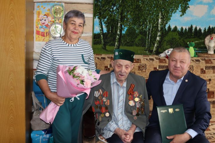 Бөек Ватан сугышы ветераны Шәрипҗан Әхмәтҗанов 101 яшен билгеләп үтә