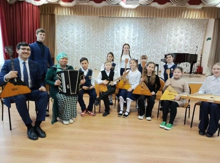 Җәлил балалары балалайкада уйнарга ярата
