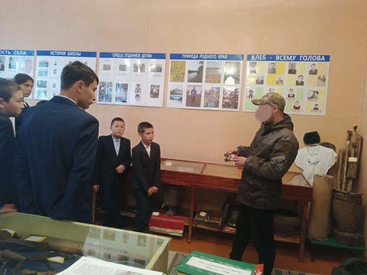 Герой в гостях у школы