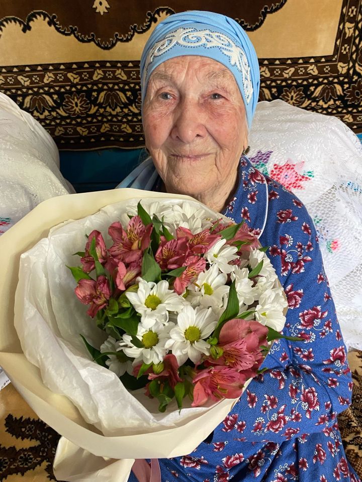 Маhинур апа 95 яшьлек гомер бәйрәменә кунаклар чакырган