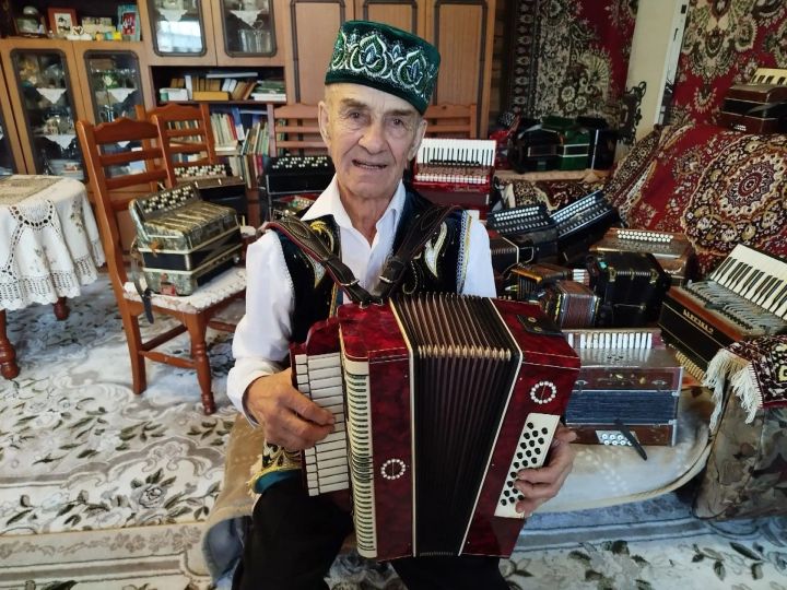 Рафис Мусин кешеләрне генә түгел, гармуннарны да «дәвалый»