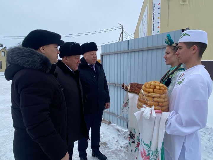 Дәүләт Советы рәисе урынбасары аграр көллиятнең яңа техникасы белән танышты