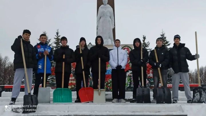 Сармановские ученики привели в порядок мемориал павшим героям