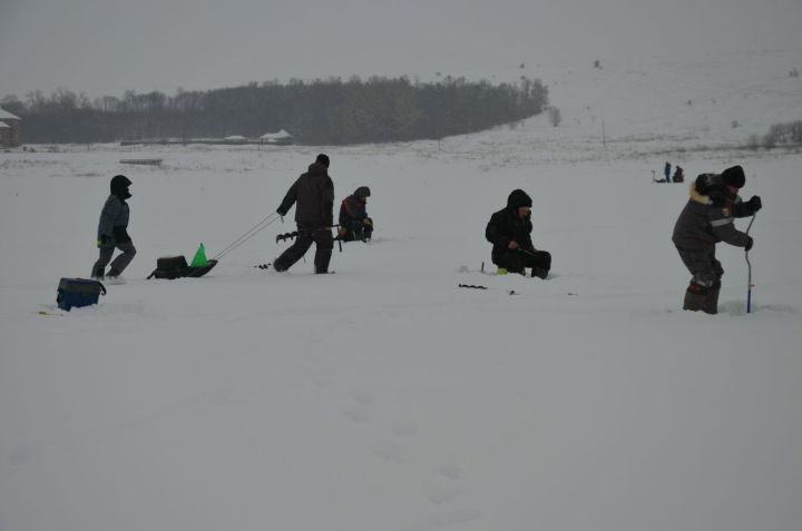 Районда кышкы балык тоту бәйгесендә алтмышка якын кеше катнашты