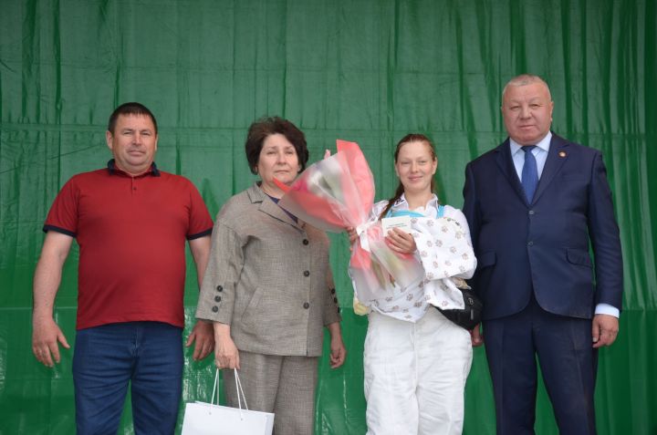 Кәүҗияктән Нурбәковлар «Күпбалалы гаилә» таныклыгына ия булды