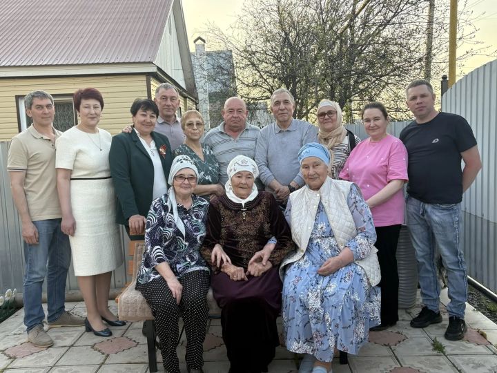 “Ун классны тәмамлау миңа киләчәк тормышымны корырга зур этәргеч бирде, бәхет китерде”, - ди сәүдә ветераны Рәмзия Яруллина