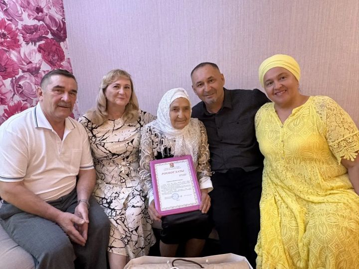 90 яшьтә булуына карамастан, Фәния апа социаль челтәрләрдән актив куллана, хәтта комментарийлар да яза