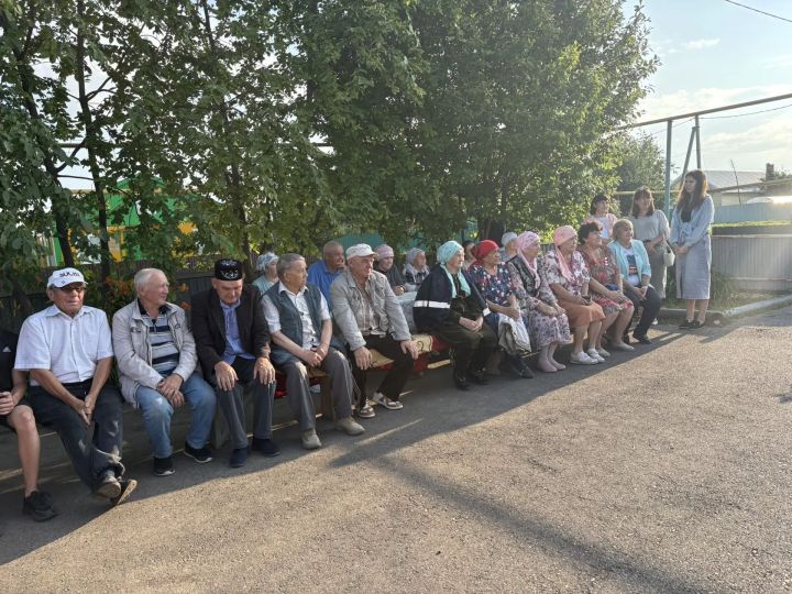 Ләшәү Тамакта каен себеркесе бәйләү буенча мастер-класс үтте