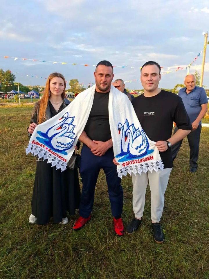 Сарман килене Питрау батырына сөлге әзерләгән