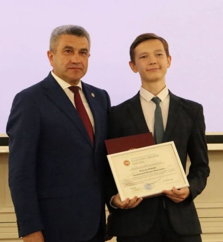 Ильсур Хадиуллин наградил выпускника Джалильской гимназии