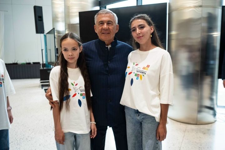 Сарман гимназиясе укучысы Мәдинә Гыйниятуллина Татарстан Республикасы Рәисе белән очрашты