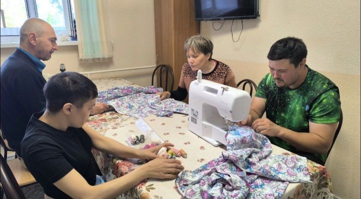 В Сармановском центре «Шафкат» получателей услуг научили шить наволочки