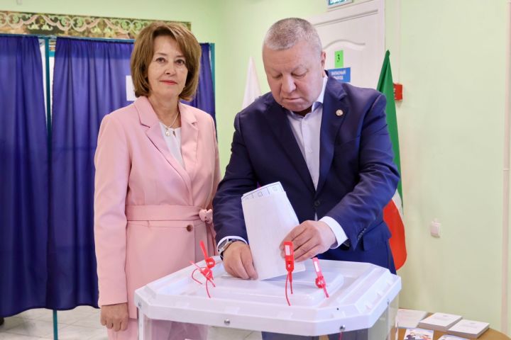 Сарман районы башлыгы гаиләсе белән сайлауда тавыш бирде