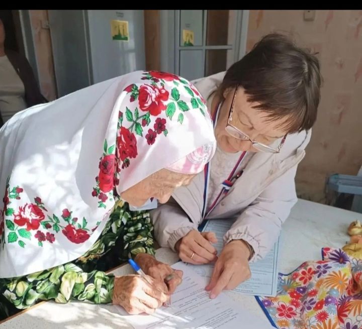 Сарманның 100 яшьлек ак әбисе Әсфия Миңнегулова сайлауда тавыш бирде