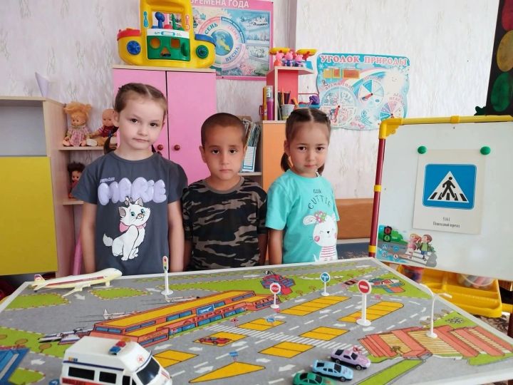 Янурыс балаларын кечкенәдән юл кагыйдәләрен сакларга  өйрәтәләр