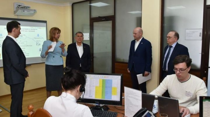 Президент РТ проверил работу колл-центра, принимающего заказы от пожилых татарстанцев